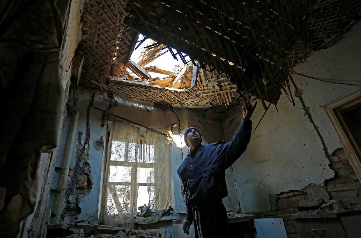 42-летний житель Донецка демонстрирует состояние своего дома на улице Дружбы