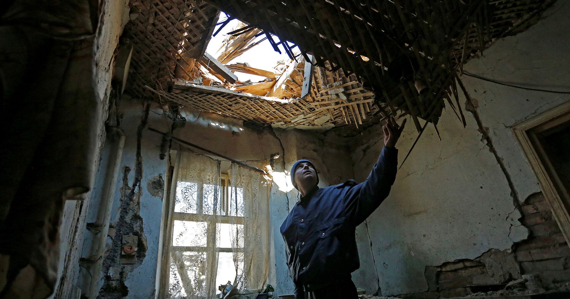 42-летний житель Донецка демонстрирует состояние своего дома на улице Дружбы - ИноСМИ, 1920, 22.10.2021