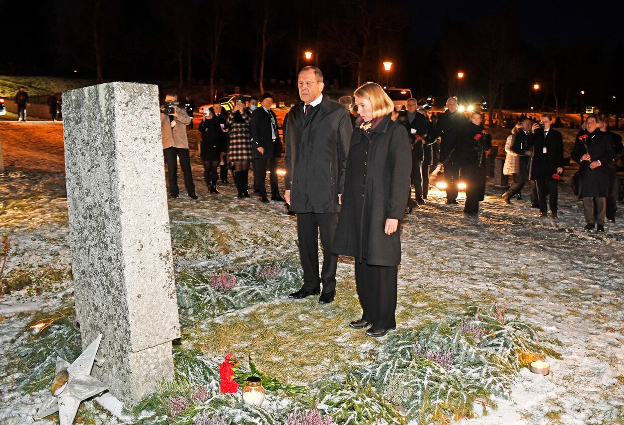 Министр иностранных дел РФ Сергей Лавров и министр иностранных дел Норвегии Анникен Хюитфельд на церемонии возложения цветов