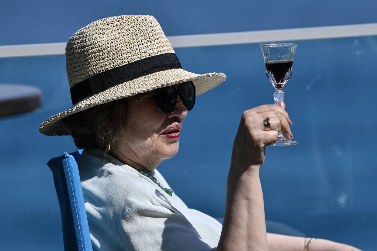 Женщина с бокалом вина в Ялте
