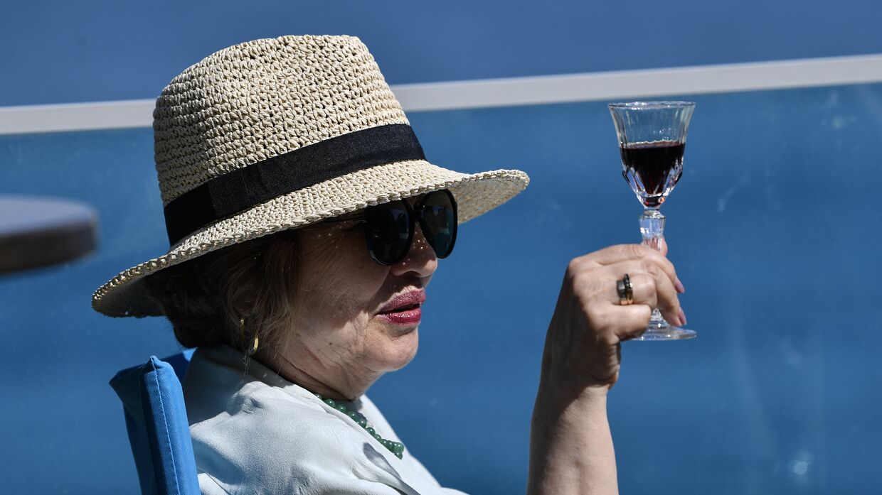 Женщина с бокалом вина в Ялте