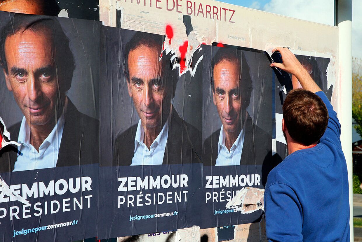 Плакаты с портретами Эрика Земмура в Биаррице, Франция