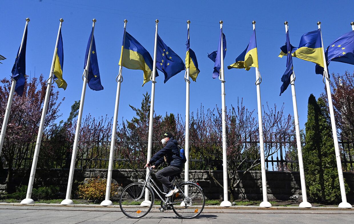 Флаги Украины и ЕС у администрации президента Украины в Киеве