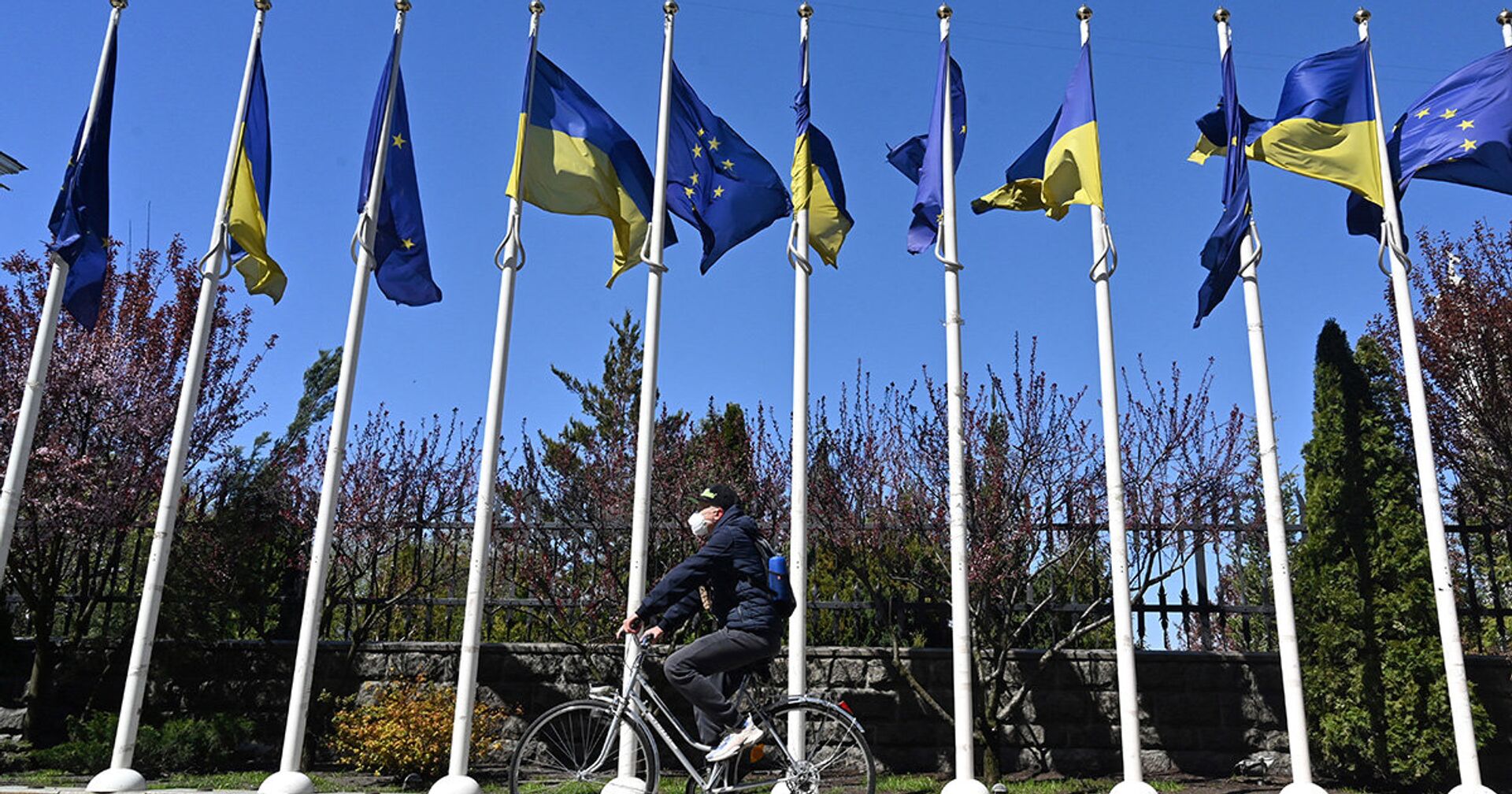 Флаги Украины и ЕС у администрации президента Украины в Киеве - ИноСМИ, 1920, 27.10.2021