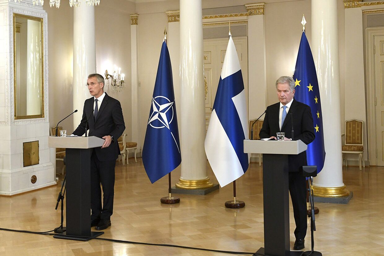 Генеральный секретарь НАТО Йенс Столтенберг и президент Финляндии Саули Ниинисте