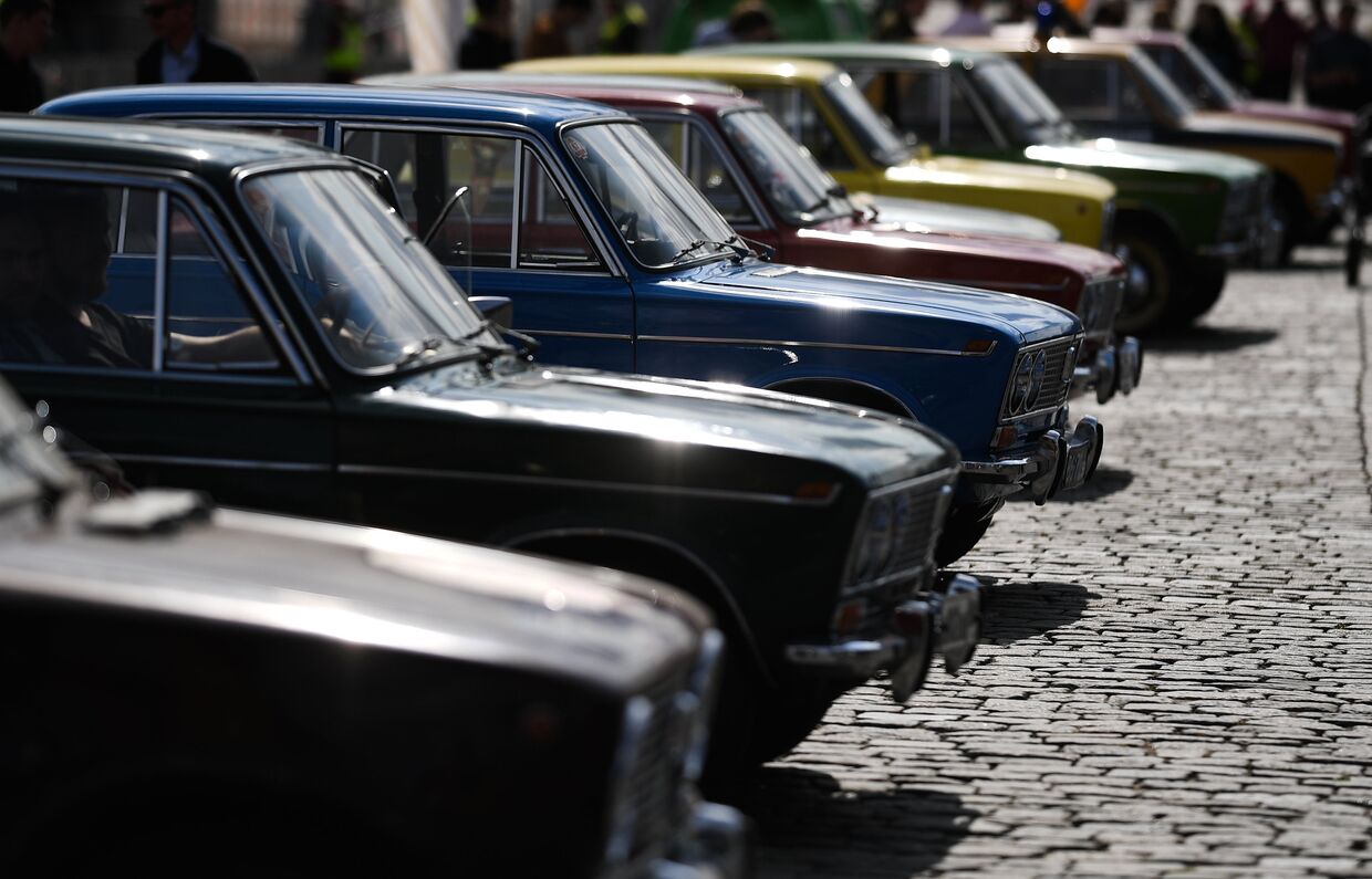 Автомобили Жигули перед стартом ежегодного авторалли