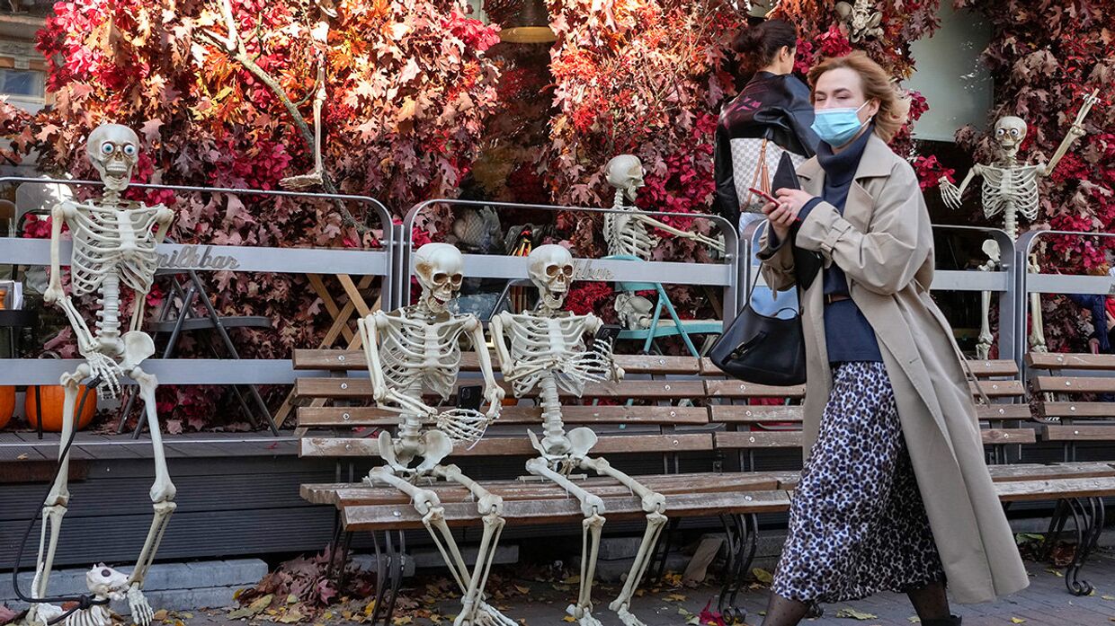 Прохожий в Киеве на кануне Хеллоуина в Киеве