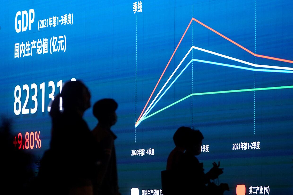 Дисплей, показывающий индекс ВВП Китая на улице в Шанхае