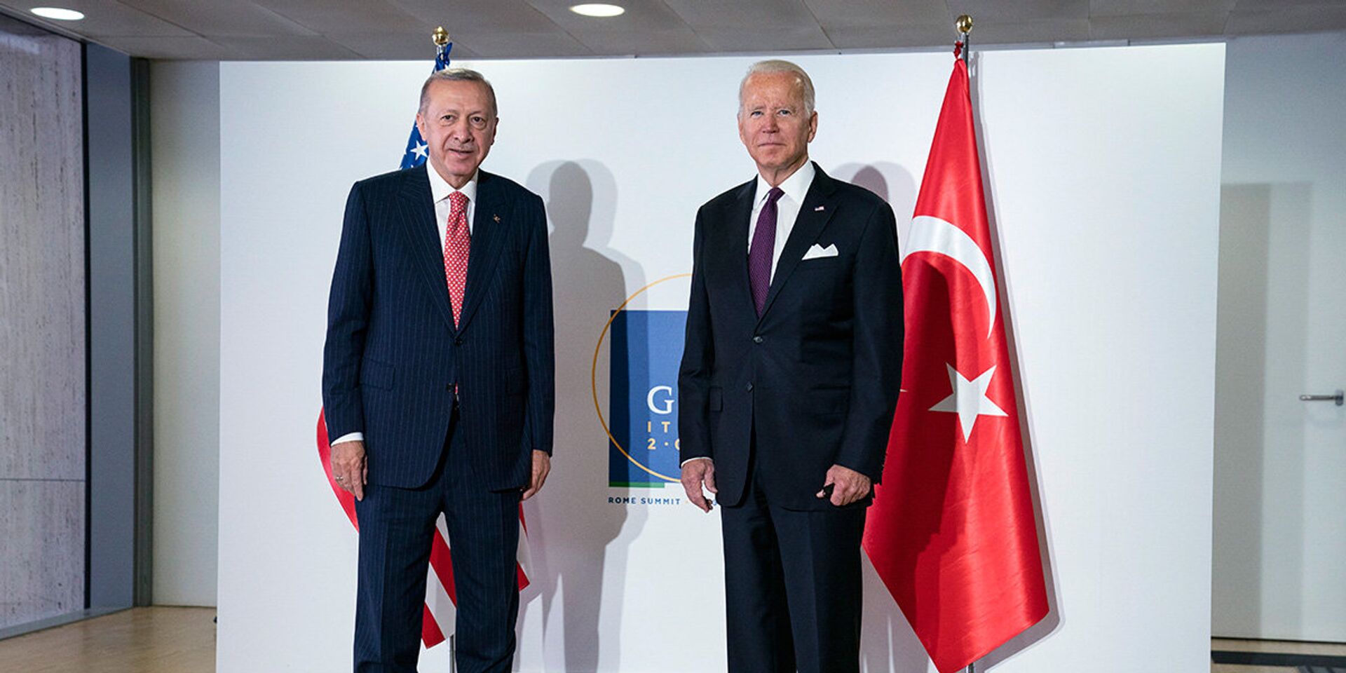 Президент США Джо Байден и президент Турции Реджеп Тайип Эрдоган во время саммита лидеров G20 в Риме - ИноСМИ, 1920, 12.06.2023