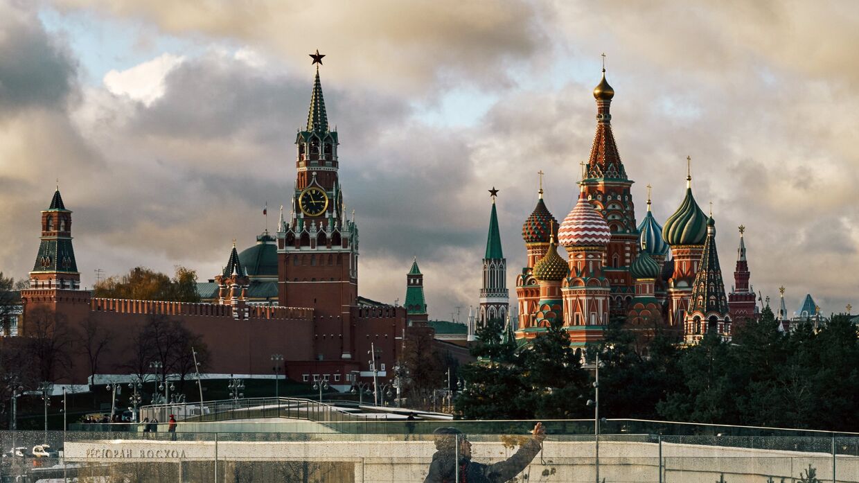 Спасская башня Московского Кремля и Покровский собор