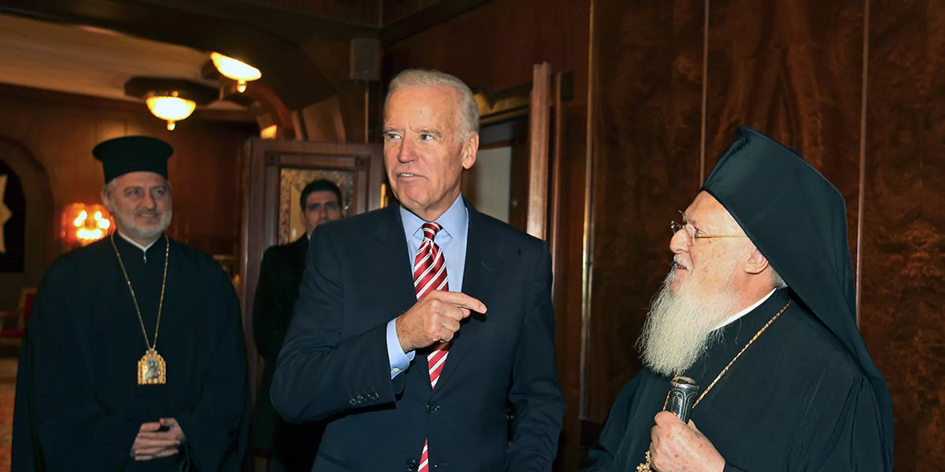 Джо Байден и Вселенский патриарх Варфоломей в Стамбуле, Турция Джо Байден и Вселенский патриарх Варфоломей в Стамбуле, Турция - ИноСМИ, 1920, 30.04.2024