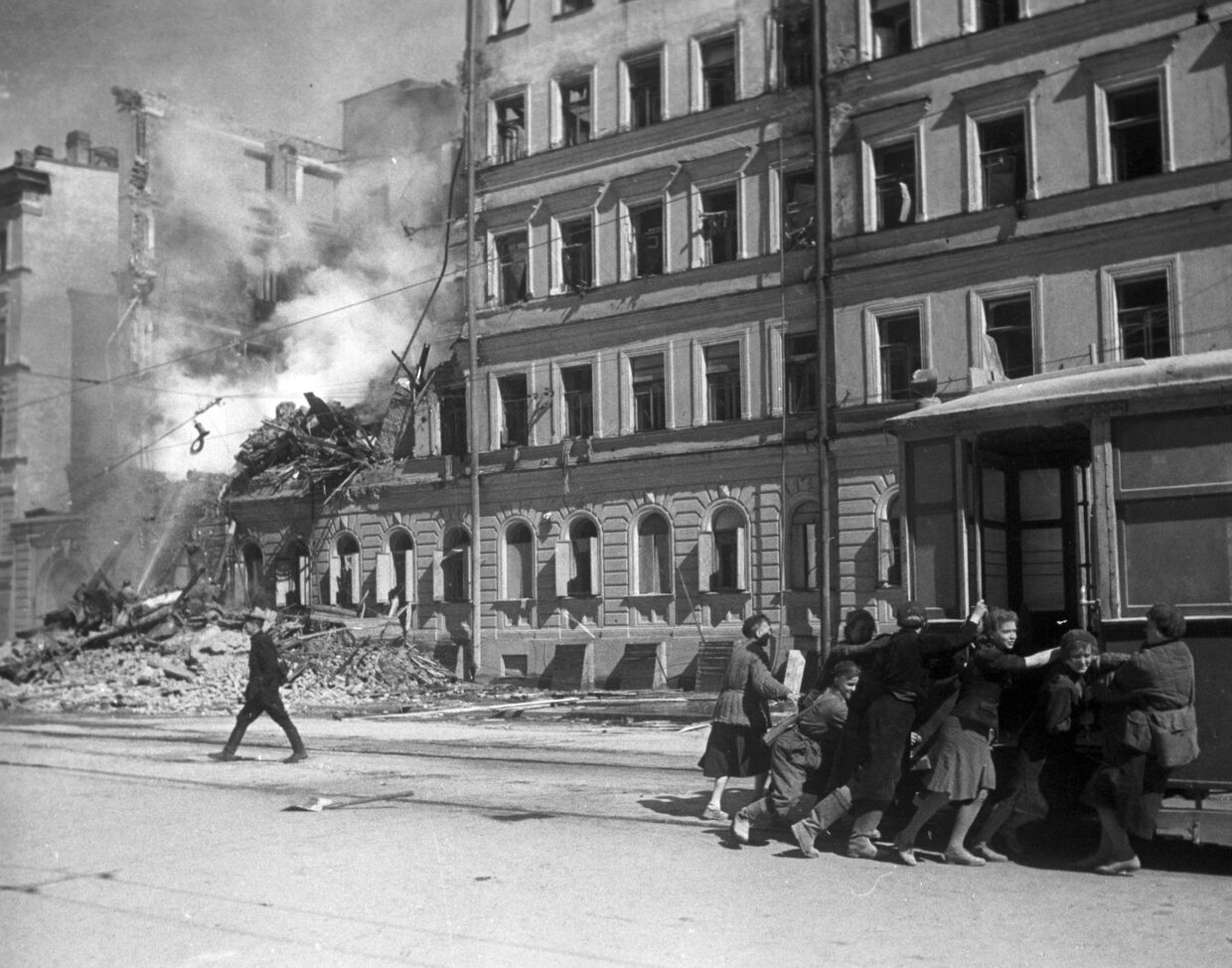 На улице Ленинграда после налета фашистской авиации