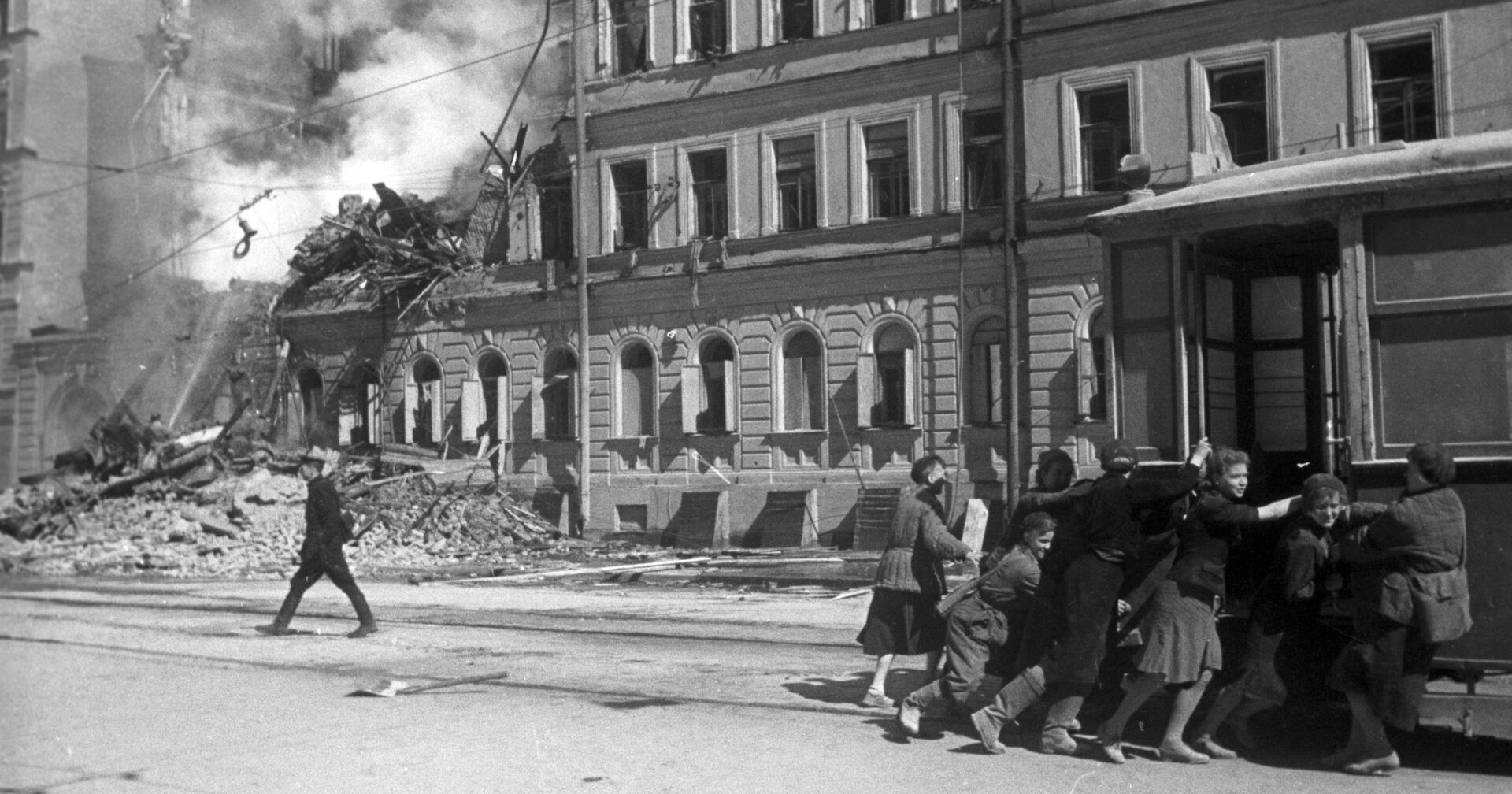 На улице Ленинграда после налета фашистской авиации - ИноСМИ, 1920, 02.11.2021