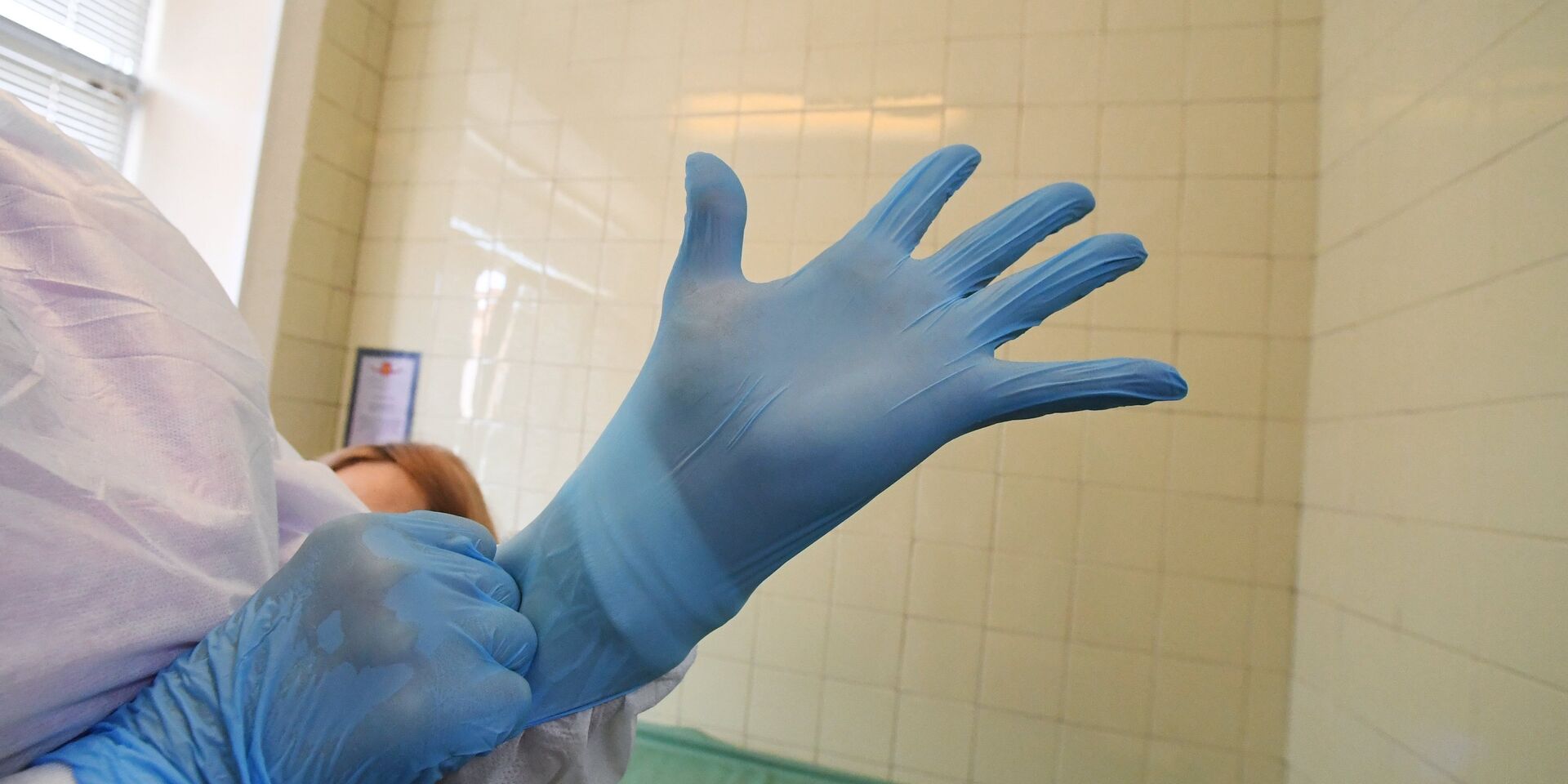 Врач надевает перчатки перед приемом пациентов - ИноСМИ, 1920, 04.11.2021