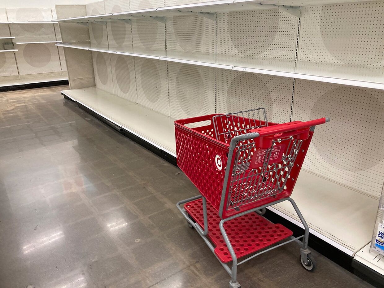 Пустые полки в магазине сети Target в Денвере, США