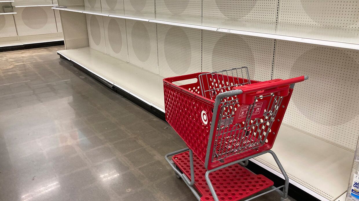 Пустые полки в магазине сети Target в Денвере, США