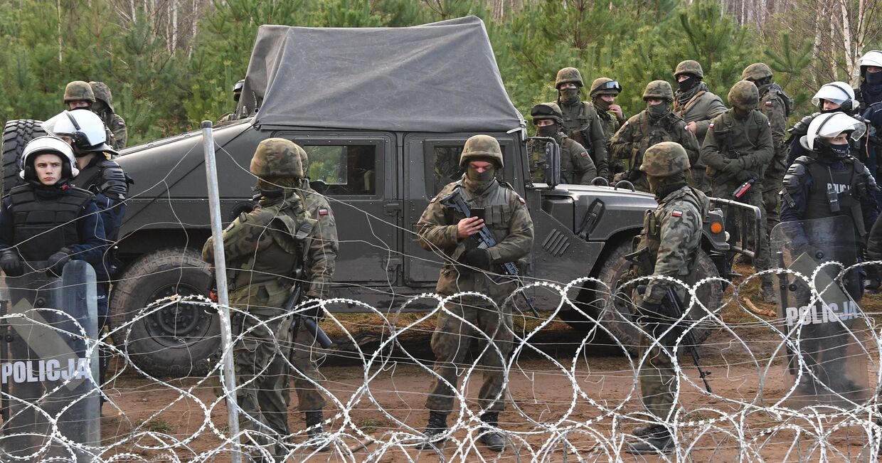 Сотрудники польской полиции и военные у лагеря нелегальных мигрантов на белорусско-польской границе
