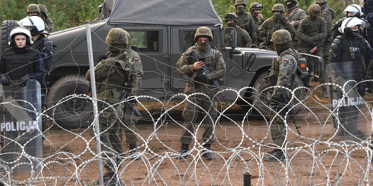 Сотрудники польской полиции и военные у лагеря нелегальных мигрантов на белорусско-польской границе
