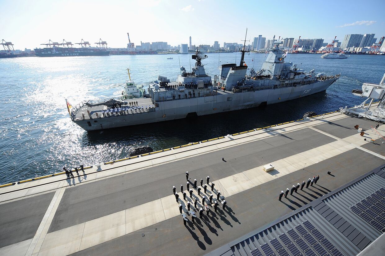 Фрегат ВМС Германии «Бавария» в порту японской столицы в Кото-ку