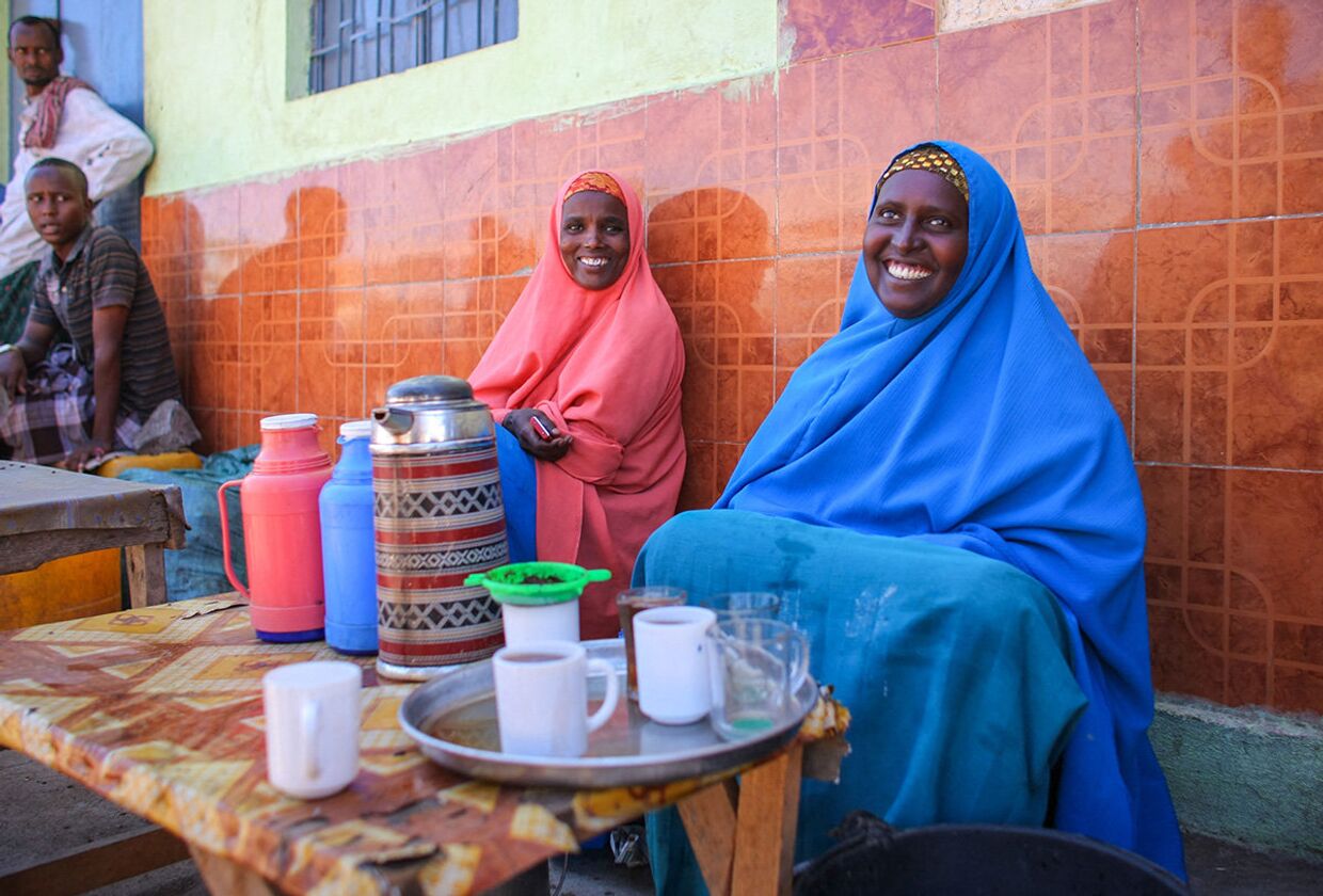 Женщины, продающие чай в сомалийском городе Буур-Хакба