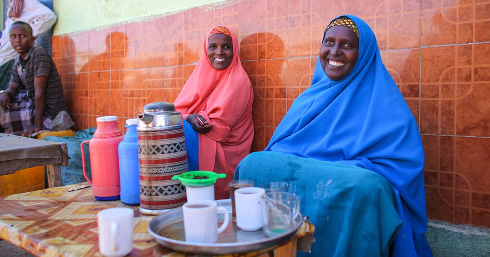 Женщины, продающие чай в сомалийском городе Буур-Хакба - ИноСМИ, 1920, 10.11.2021