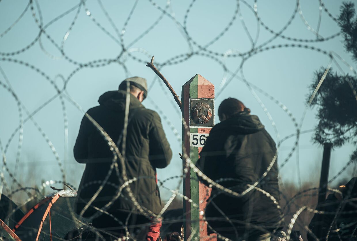 Мигранты на белорусской стороне границы с Польшей близ Кузницы