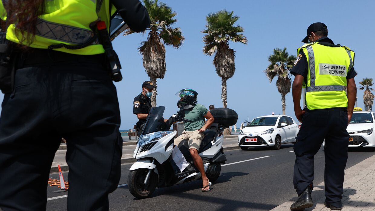Сотрудники правоохранительных органов на дороге в Тель-Авиве