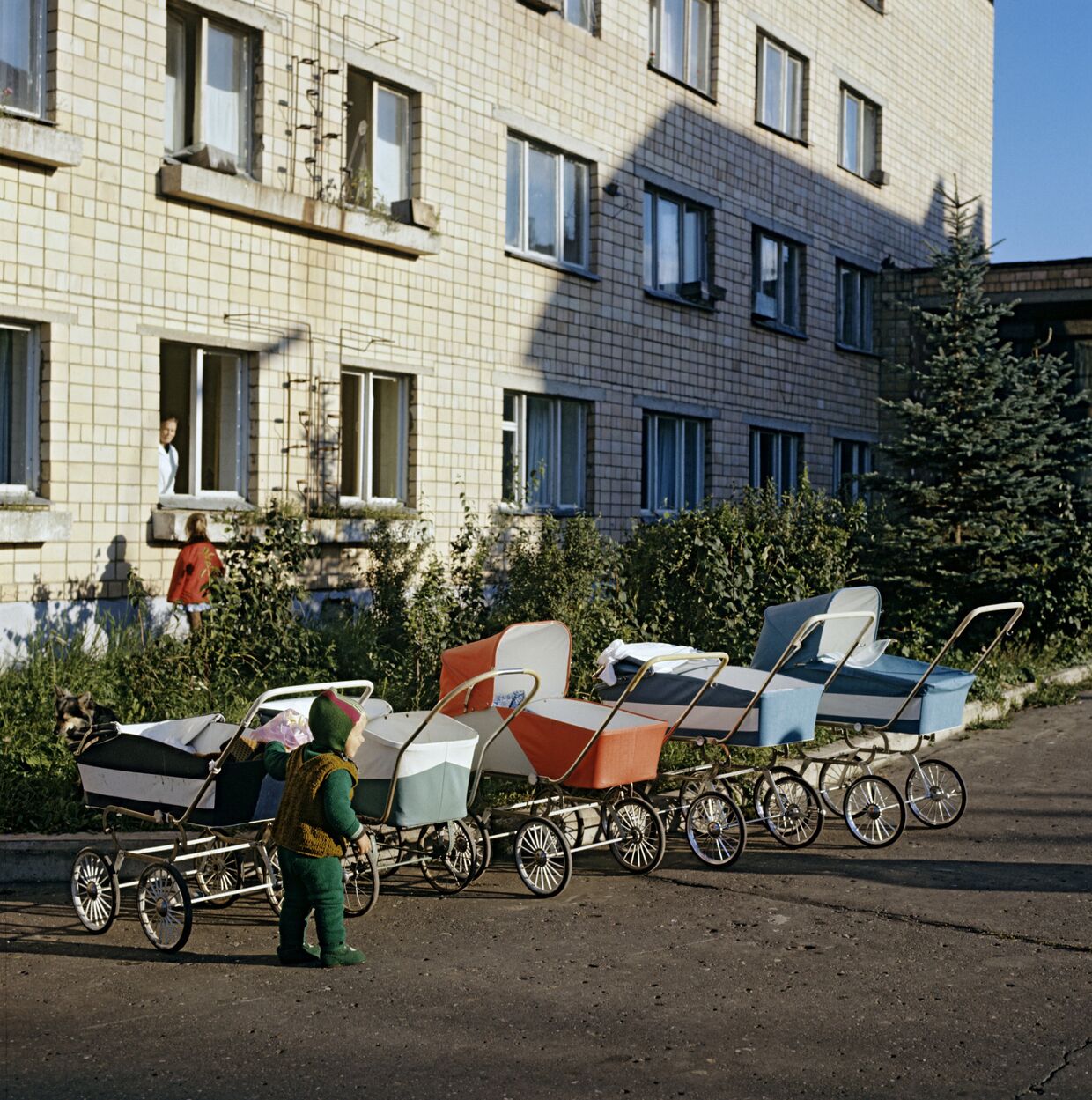 Детские коляски у поликлиники, 1974 год