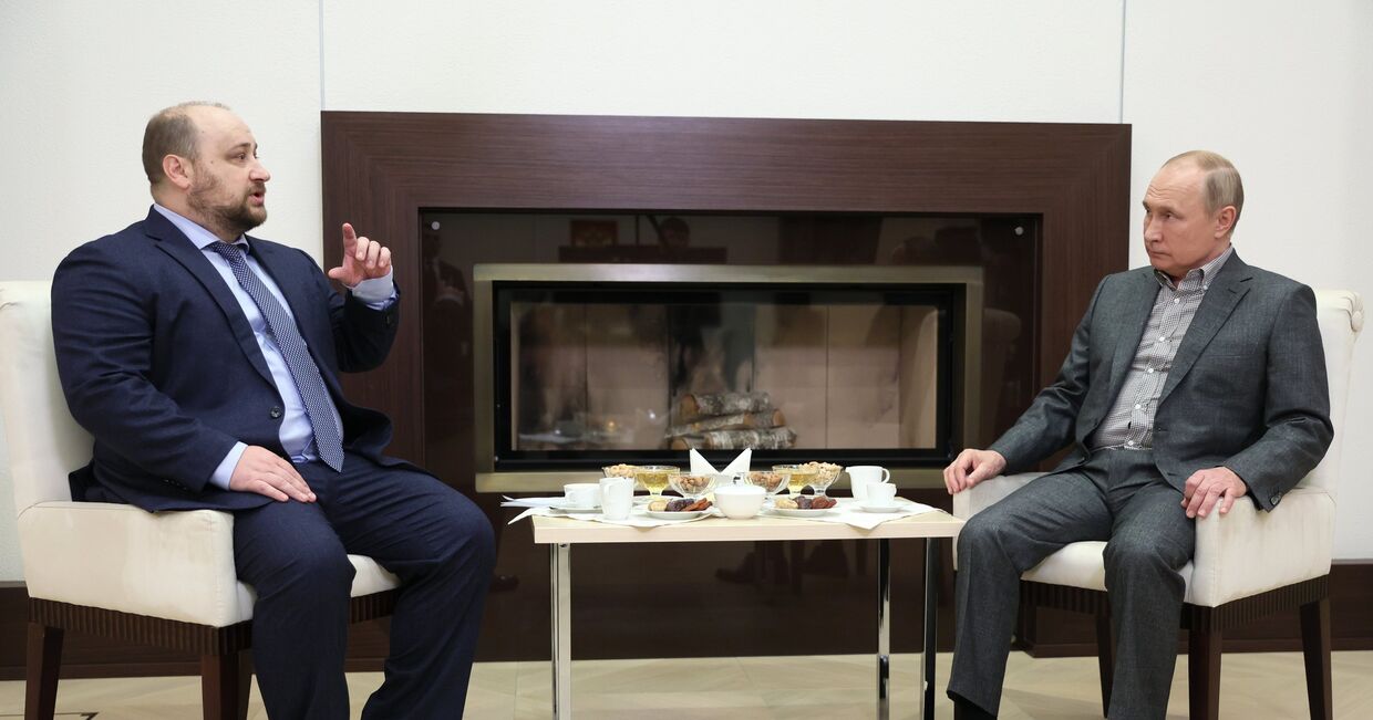 Президент РФ В.Путин встретился с заместителем директора Центра имени Н. Ф. Гамалеи Д. Логуновым