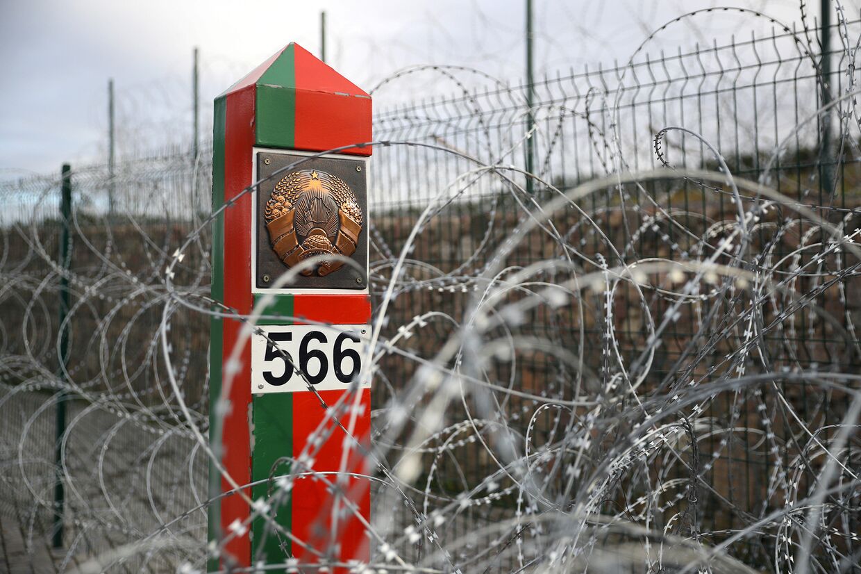 Забор из колючей проволоки на белорусско-польской границе