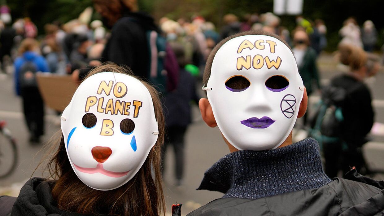 Участники еженедельной пятничной забастовки климатических активистов в Берлине, Германия