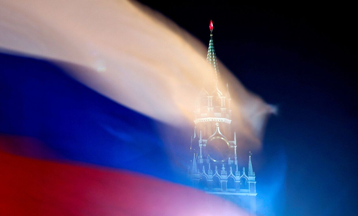 Флаг РФ на фоне Спасской башни Кремля