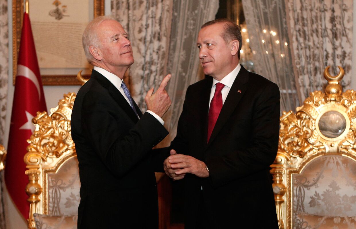 Джо Байден и Реджеп Тайип Эрдоган во время встречи в Стамбуле