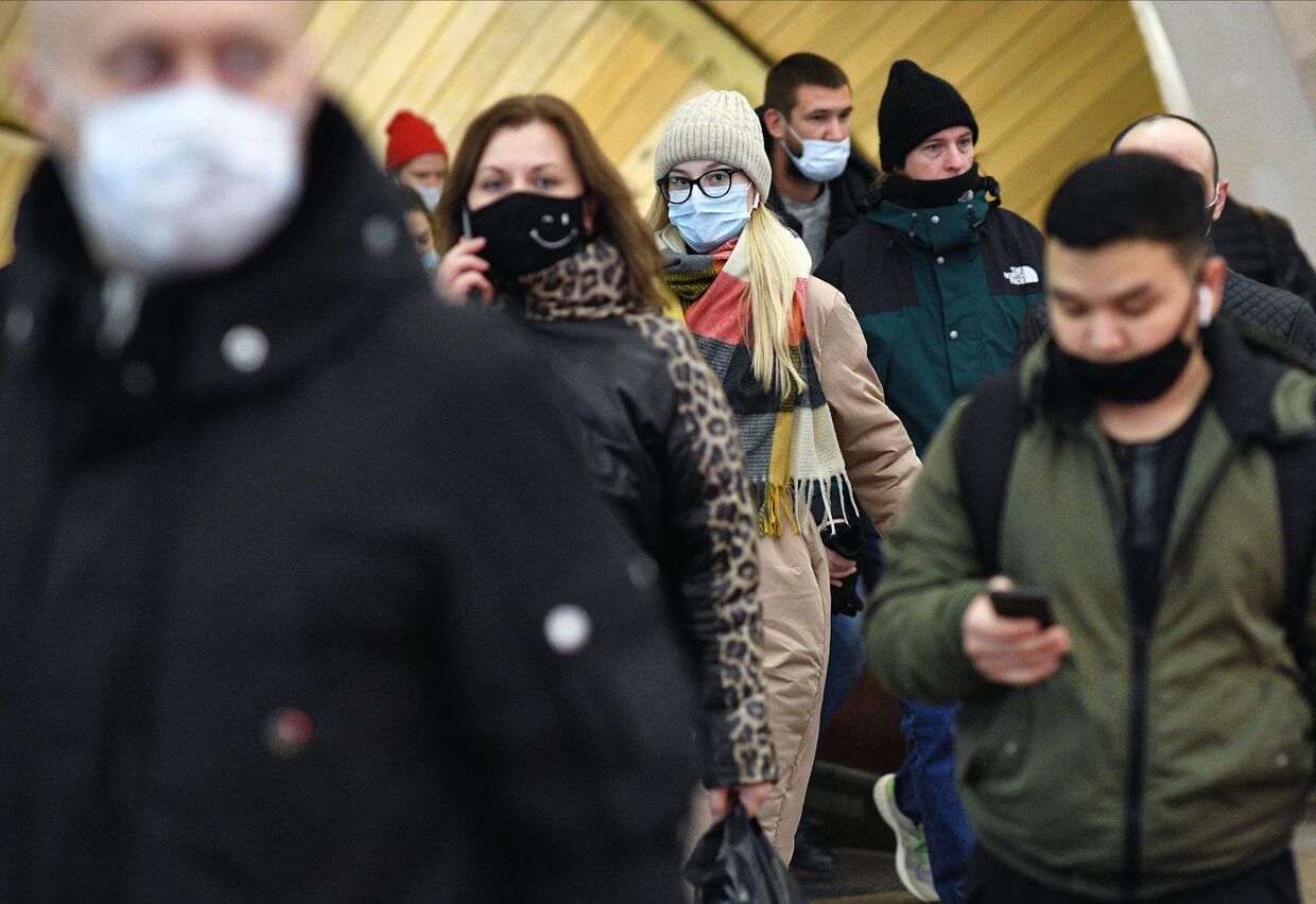 Пассажиры в защитных масках на станции Цветной бульвар Московского метрополитена
