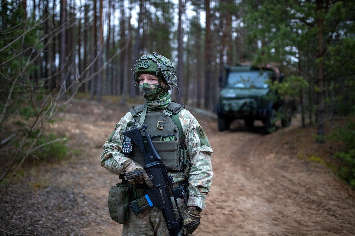 Литовский солдат вблизи литовско-белорусской границы возле деревни Ясконис