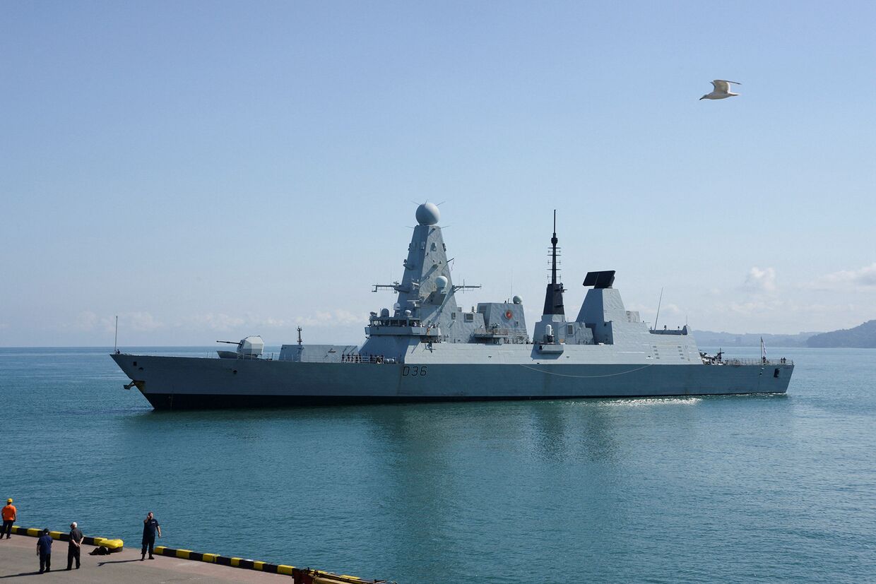 Эсминец Британского Королевского флота HMS Defender в черноморском порту Батуми