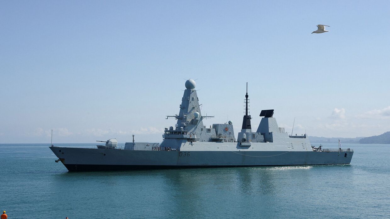 Эсминец Британского Королевского флота HMS Defender в черноморском порту Батуми