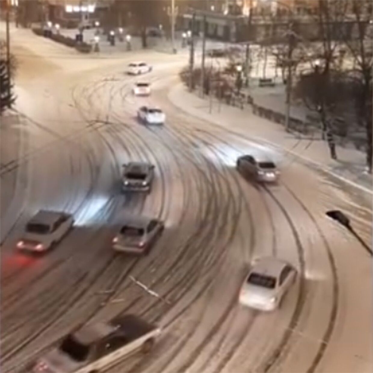 Эти кадры заставили людей похолодеть от ужаса: российские водители дрифтуют на повороте обледенелой дороги