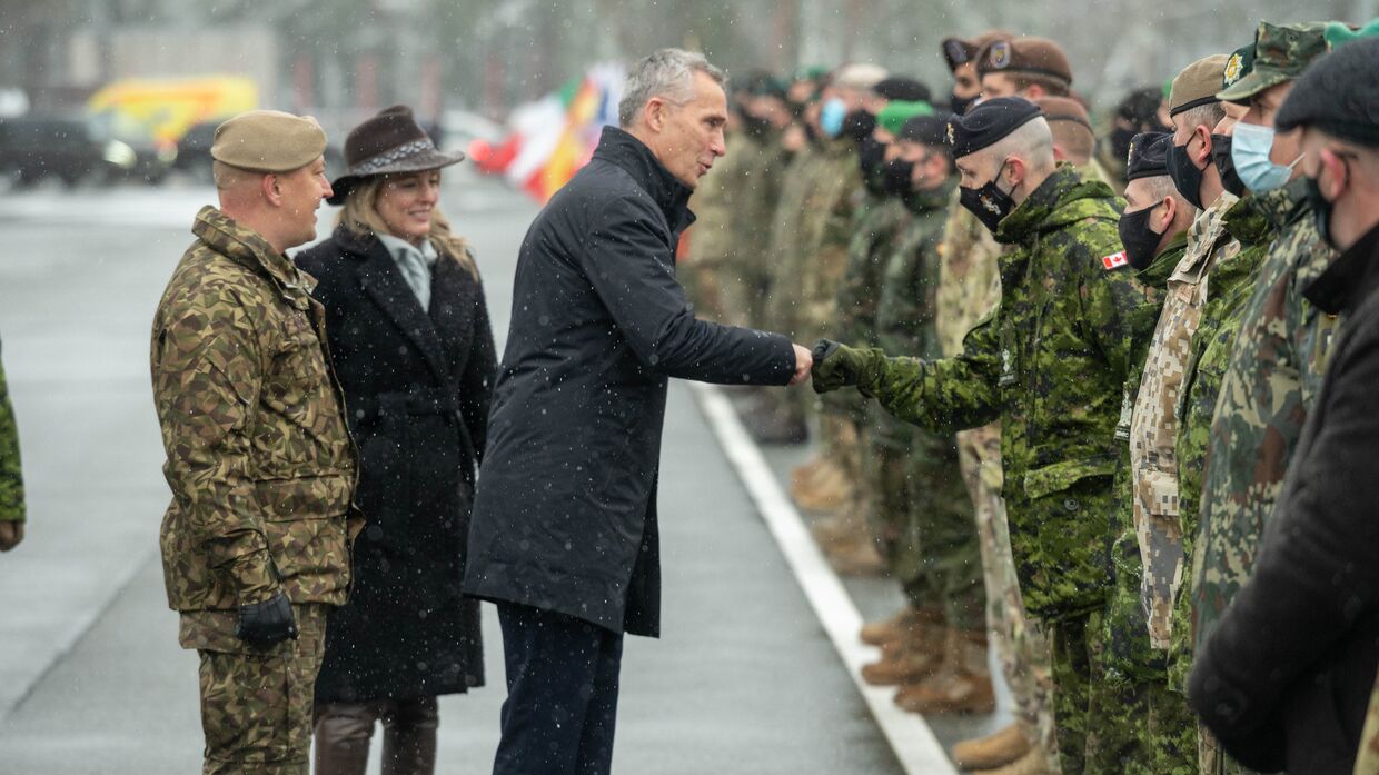 Генеральный секретарь НАТО Йенс Столтенберг инспектирует международные силы на военной базе Адажи в Латвии