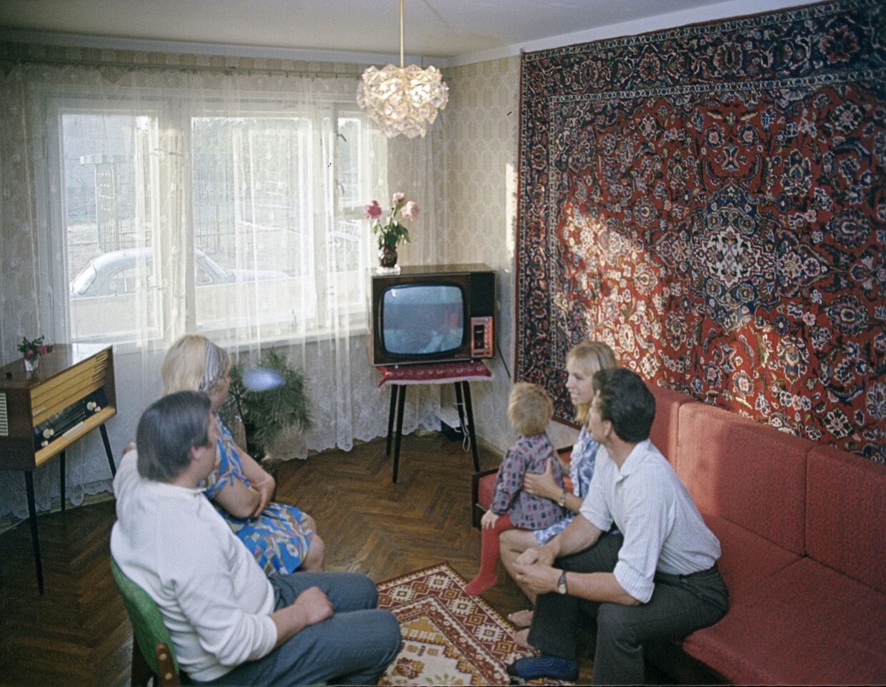 Доярка Тамара Леонова с семьей у себя дома, 1975