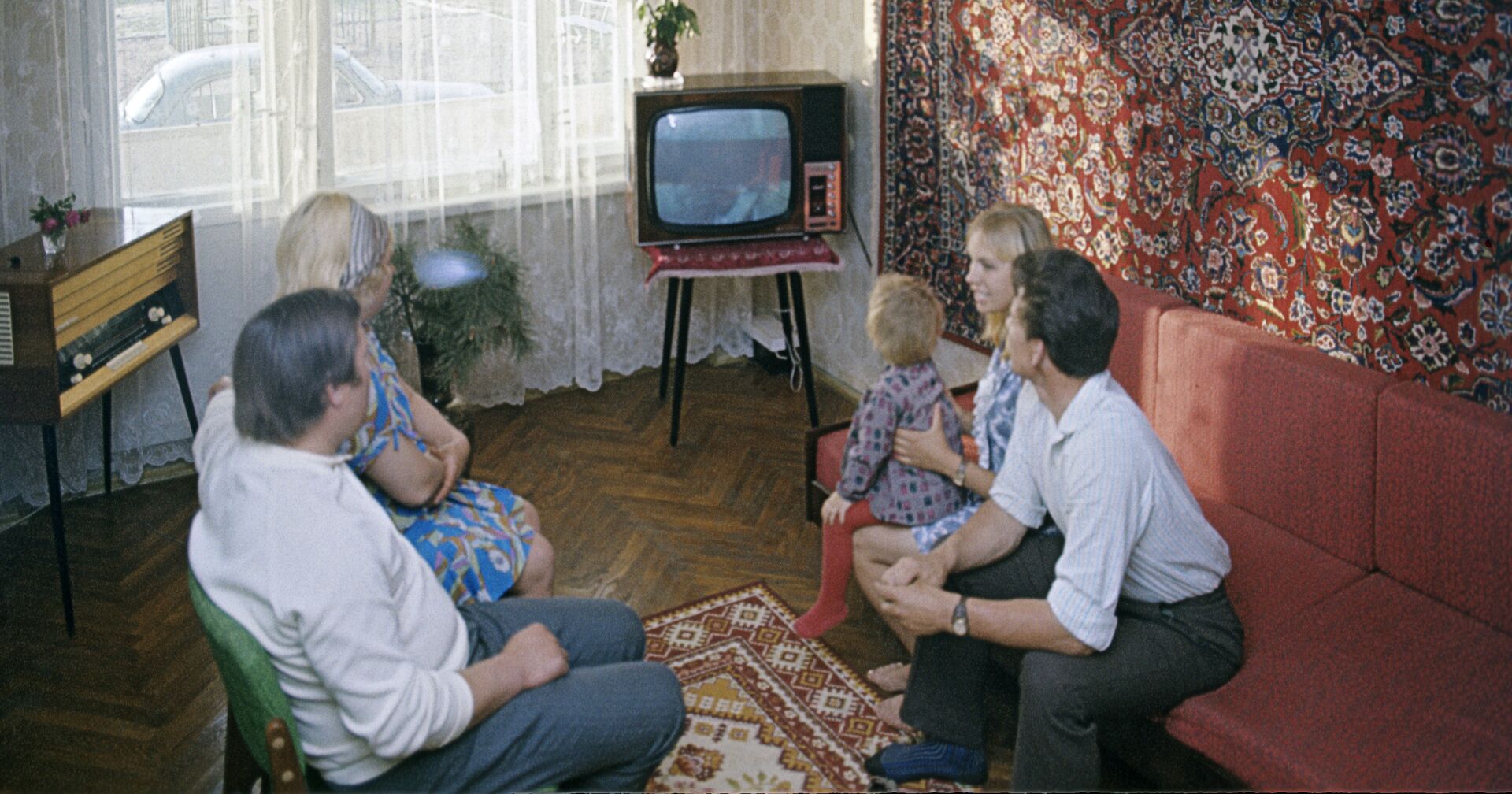 Доярка Тамара Леонова с семьей у себя дома, 1975 - ИноСМИ, 1920, 01.12.2021