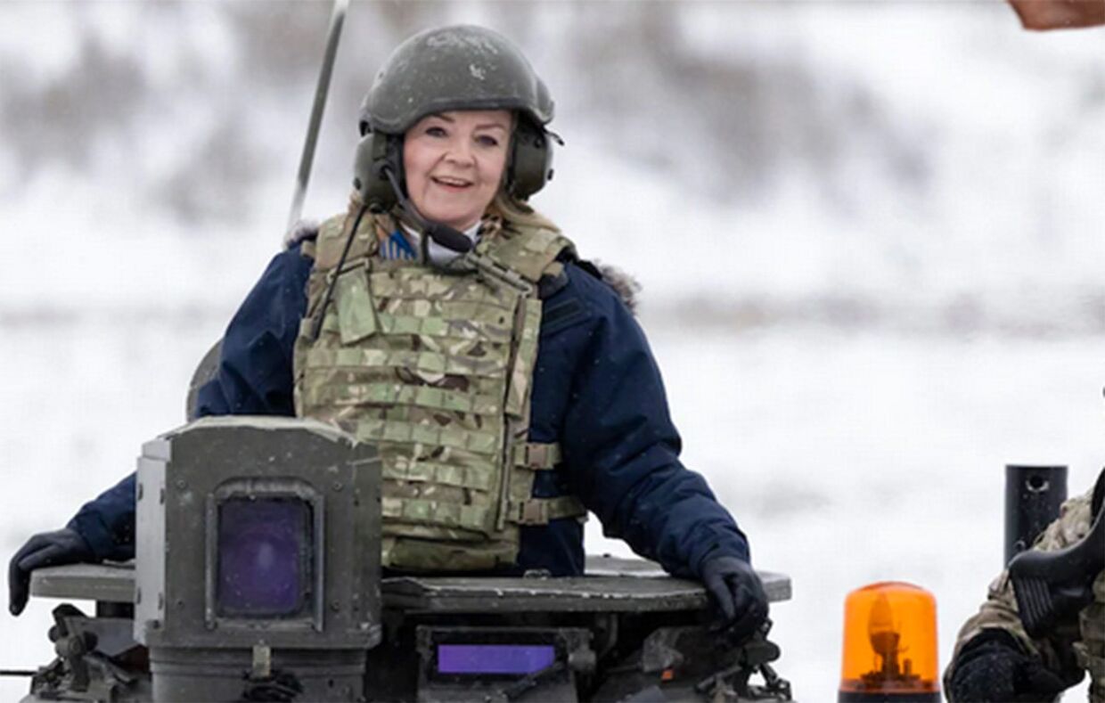 Глава МИД Великобритании Лиз Трасс прокатилась на танке