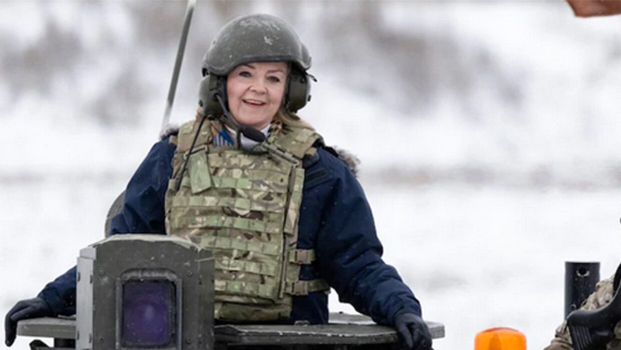 Глава МИД Великобритании Лиз Трасс прокатилась на танке