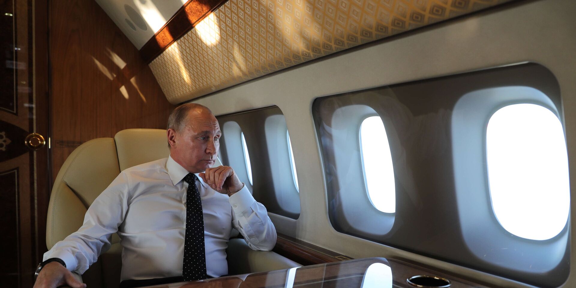 Президент РФ Владимир Путин на борту президентского самолета во время полета на авиабазу Хмеймим в Сирии - ИноСМИ, 1920, 01.12.2021