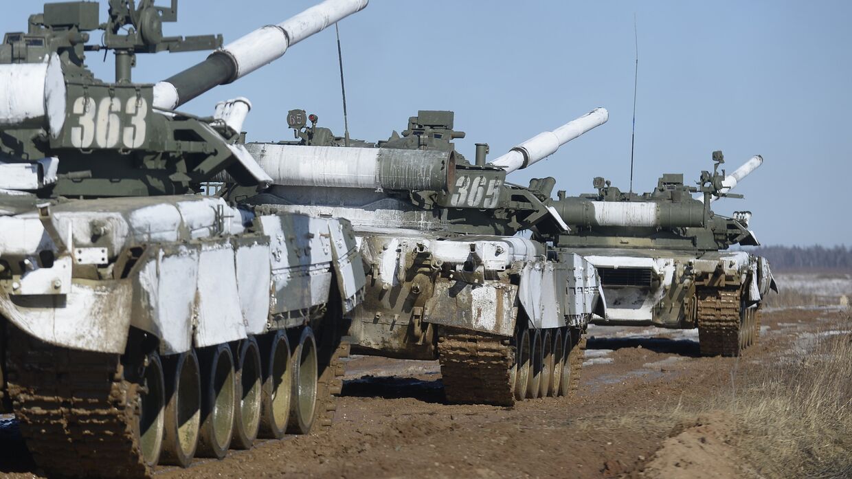 Танки Т-80 во время тактических учений