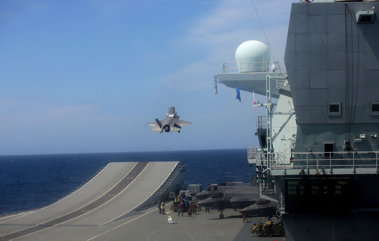 Истребитель F-35B взлетает с авианосца HMS Queen Elizabeth