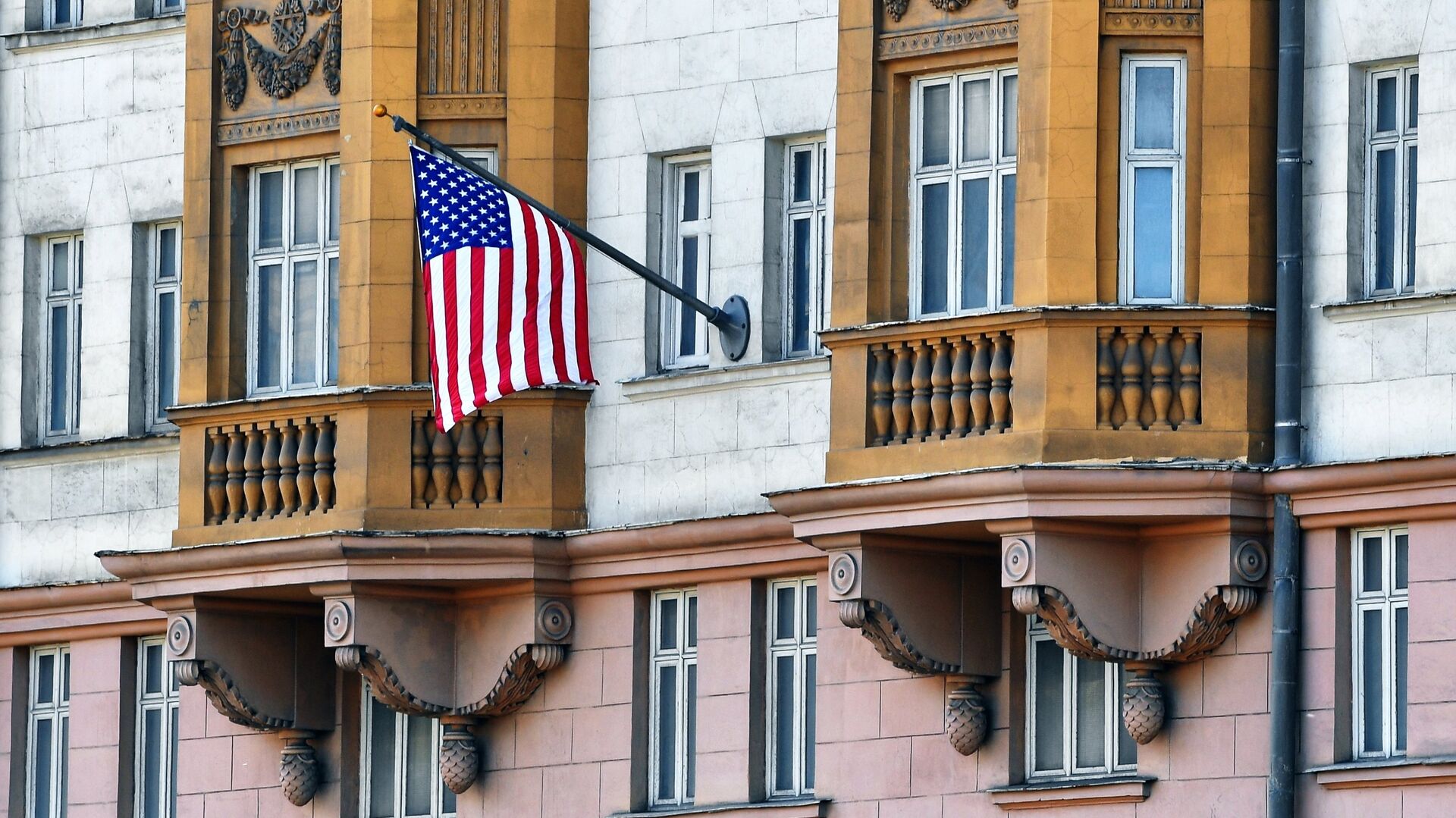 Государственный флаг США у американского посольства в Москве - ИноСМИ, 1920, 12.06.2023