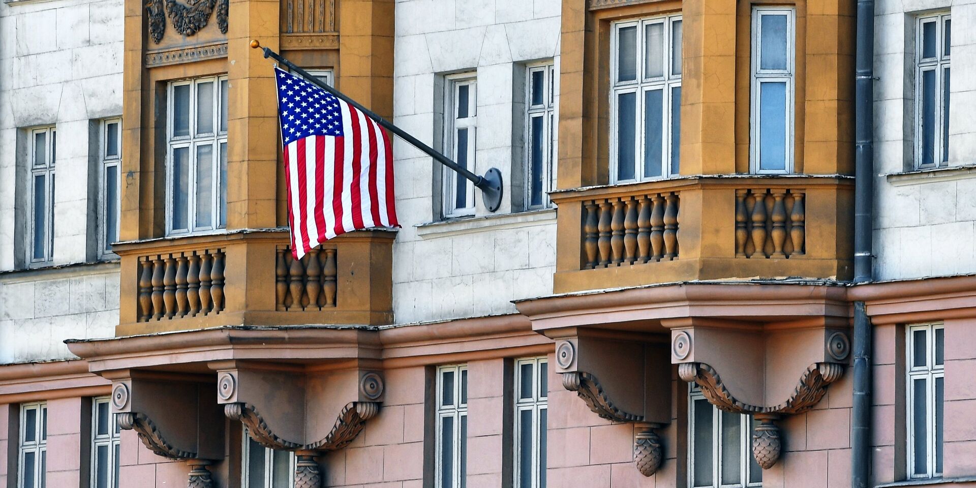 Государственный флаг США у американского посольства в Москве - ИноСМИ, 1920, 19.03.2022