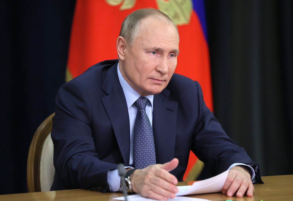 Президент РФ В. Путин в режиме видеоконференции