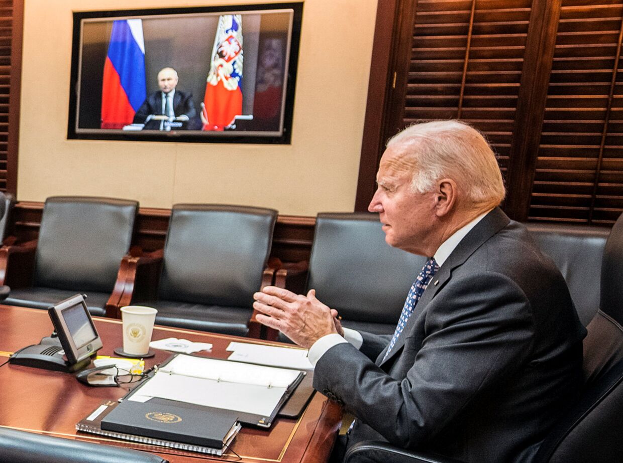 Президент США Джо Байден во время переговоров с президентом России Владимиром Путиным